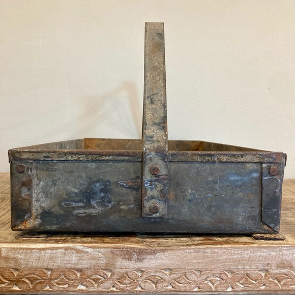 Vintage Metal Tool Box Tote Caddy Carrier w/ Handle Distressed - Picture 4 of 16